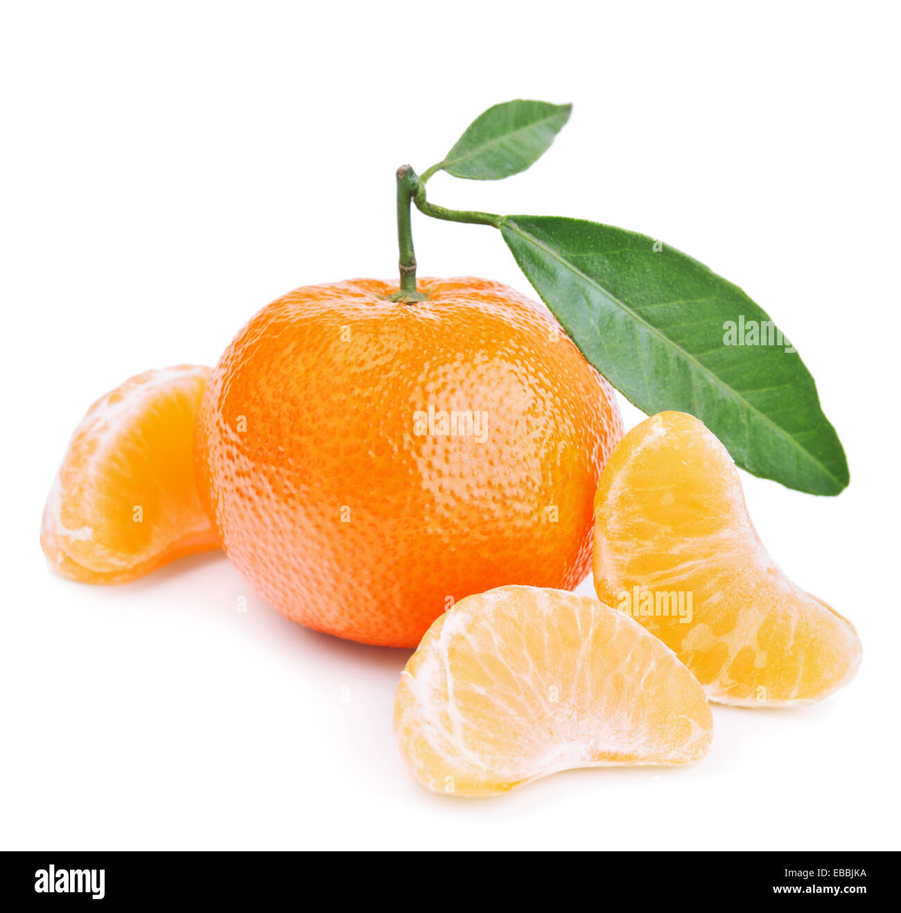 Mandarinen mit Blättern isoliert auf weiss Stockfoto