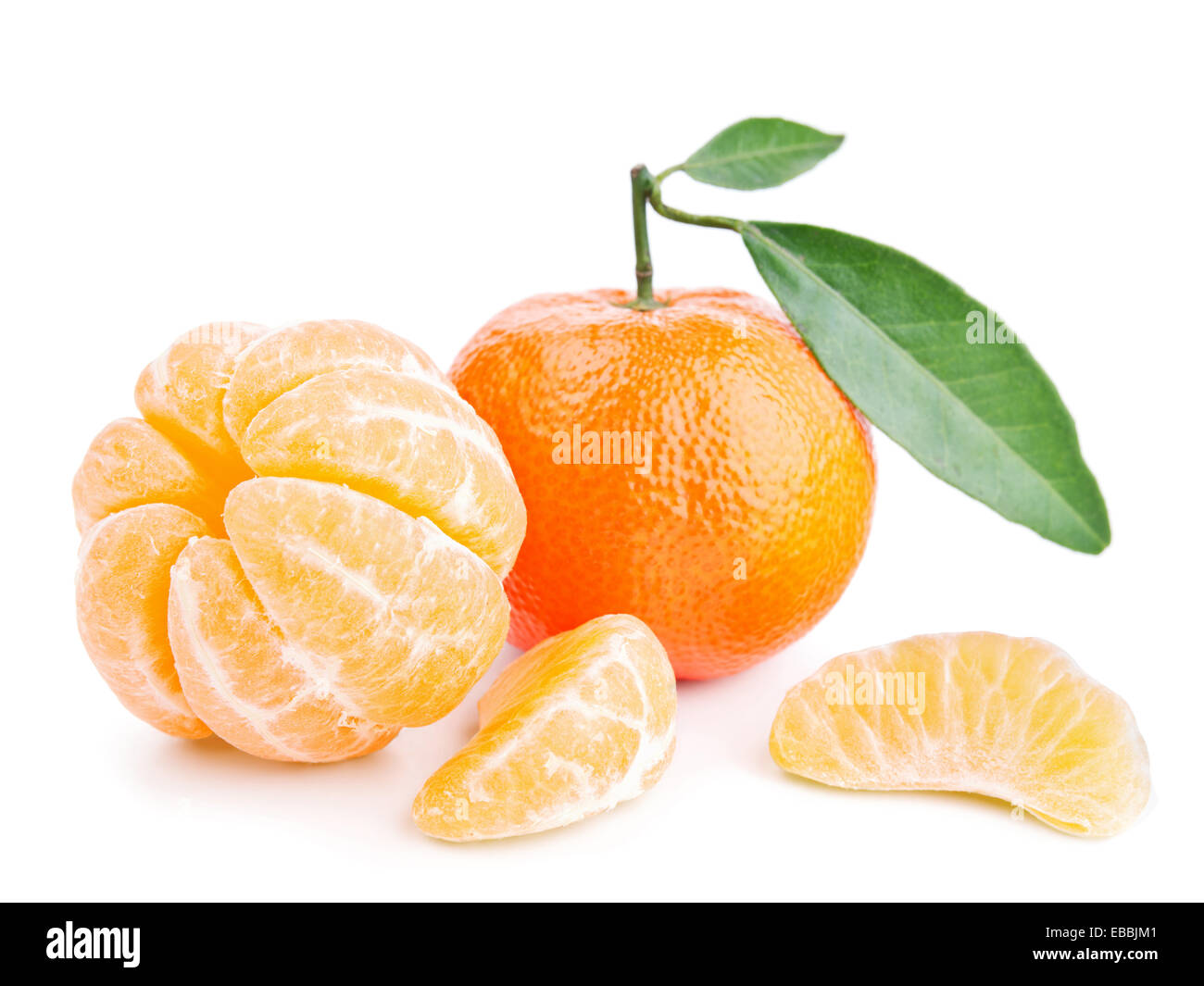 Mandarinen mit Blättern isoliert auf weiss Stockfoto