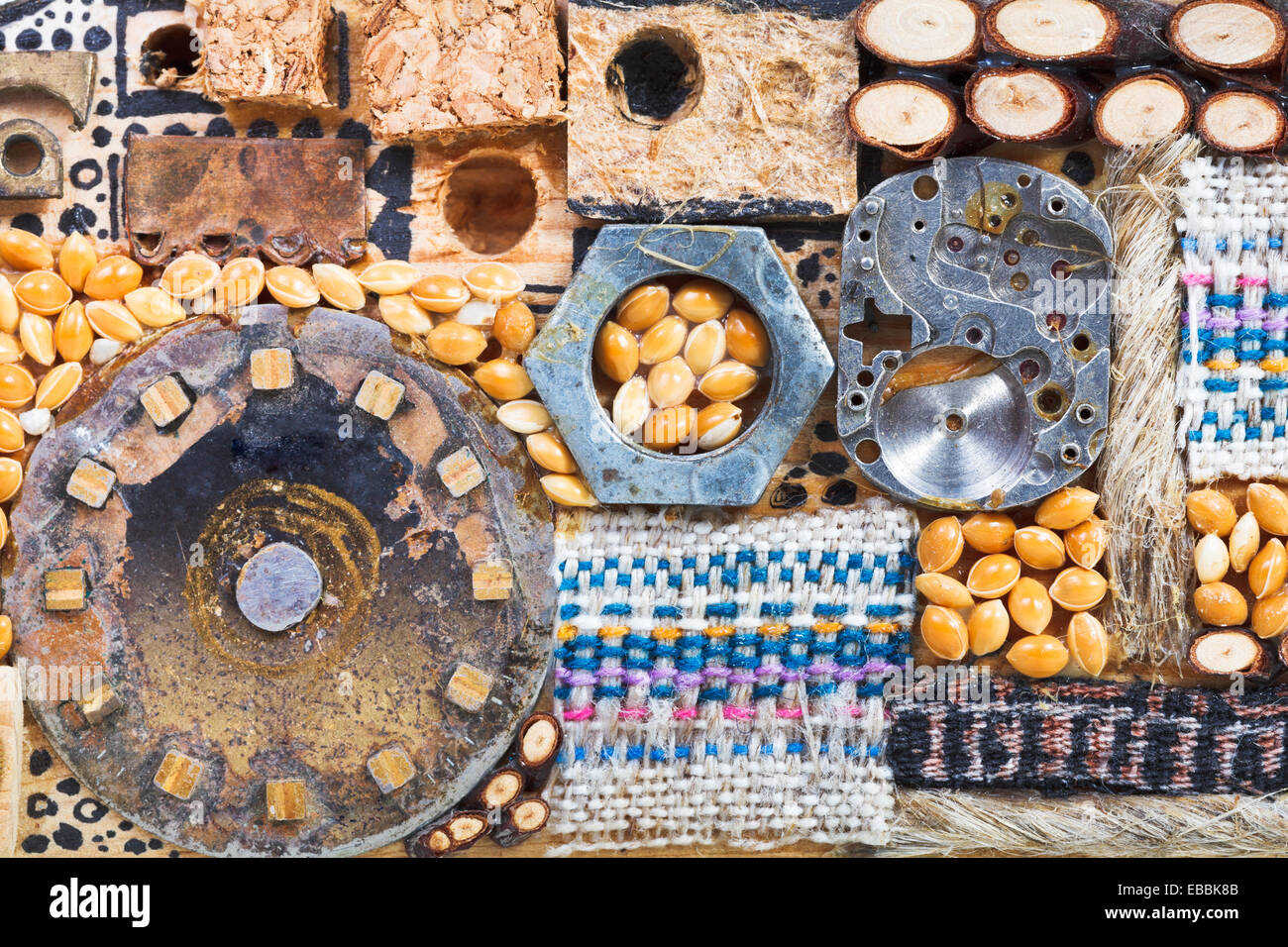 abstrakte Gruppe von natürlichen und mechanischen Objekten hautnah auf Holzbrett geklebt Stockfoto