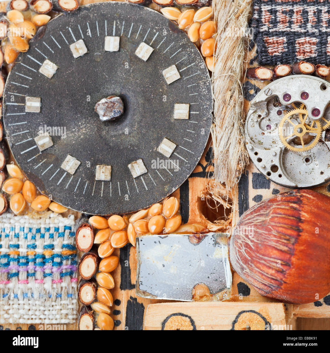 abstrakte Stillleben von Uhrwerk und Naturobjekte hautnah auf Holzbrett geklebt Stockfoto