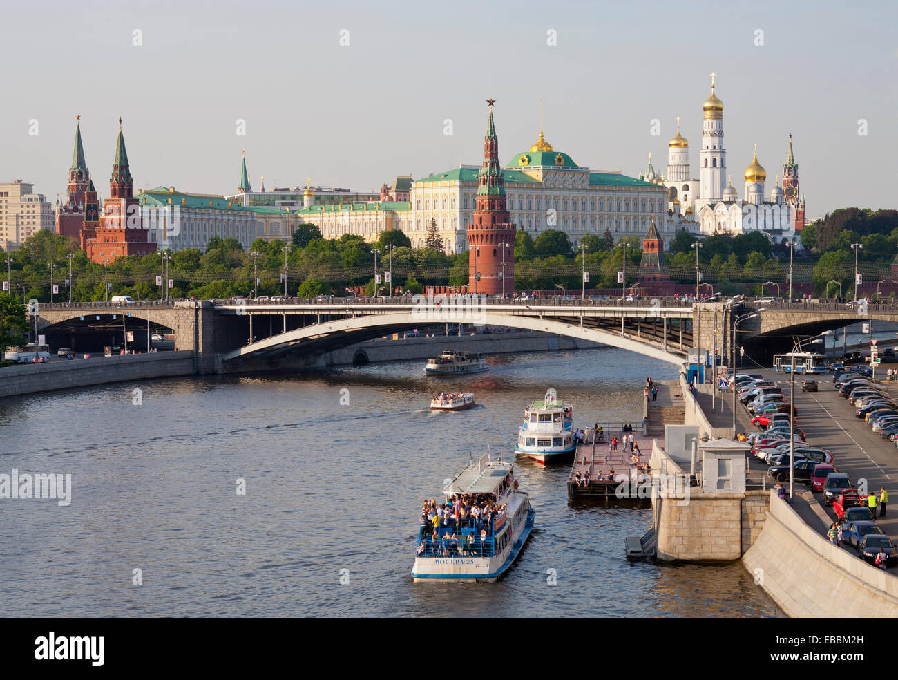 Moskwa-Fluss. Kremlin. Architektur blau Backsteinbau errichtet Hauptstadt Kathedrale Mitte Zentrum kirchlichen Städte farbigen Farben Kreuz Stockfoto