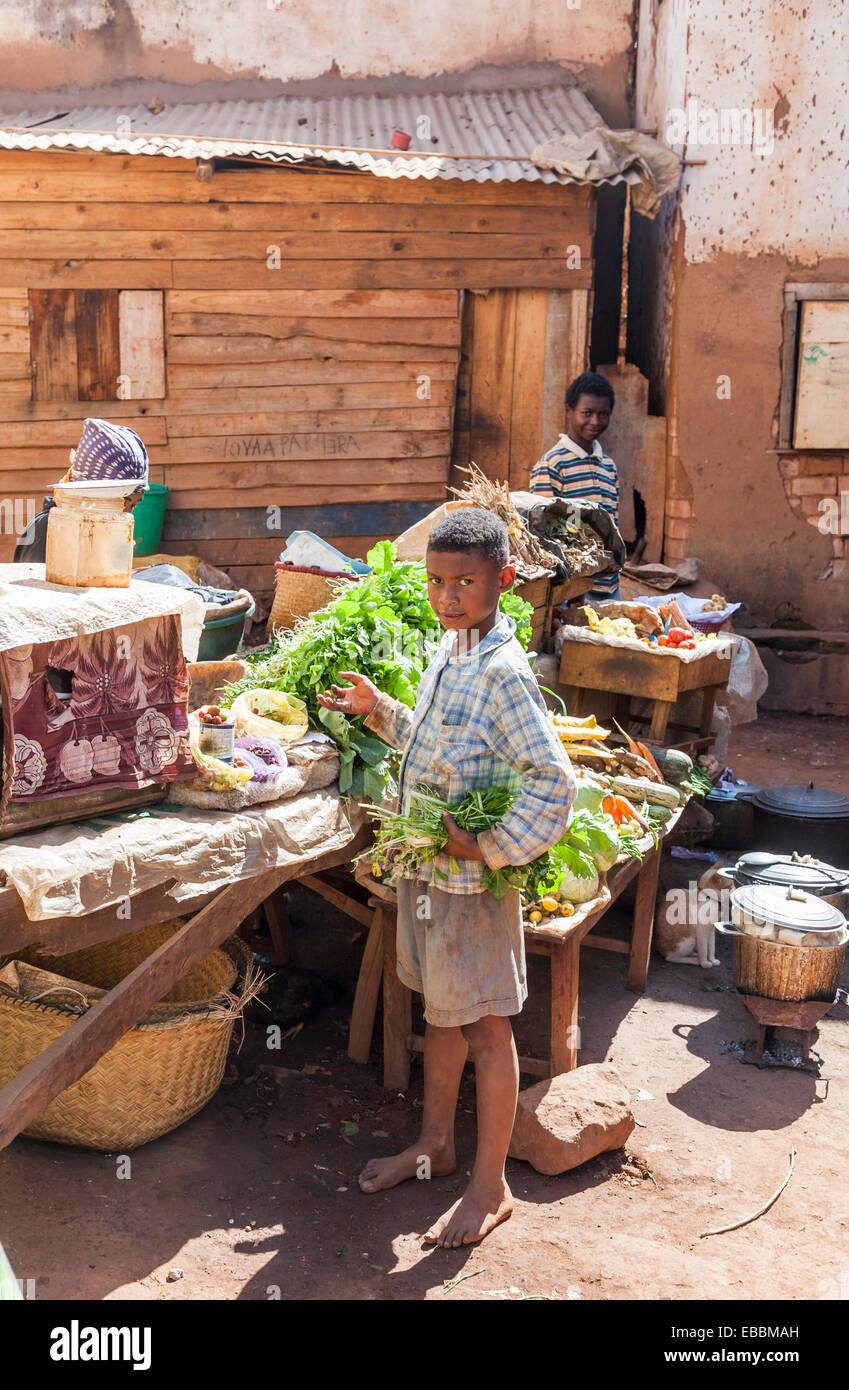 Junge Pflege einen Stall zu verkaufen Gemüse am Straßenrand, Antananarivo oder Tana, Hauptstadt Madagaskars Stockfoto