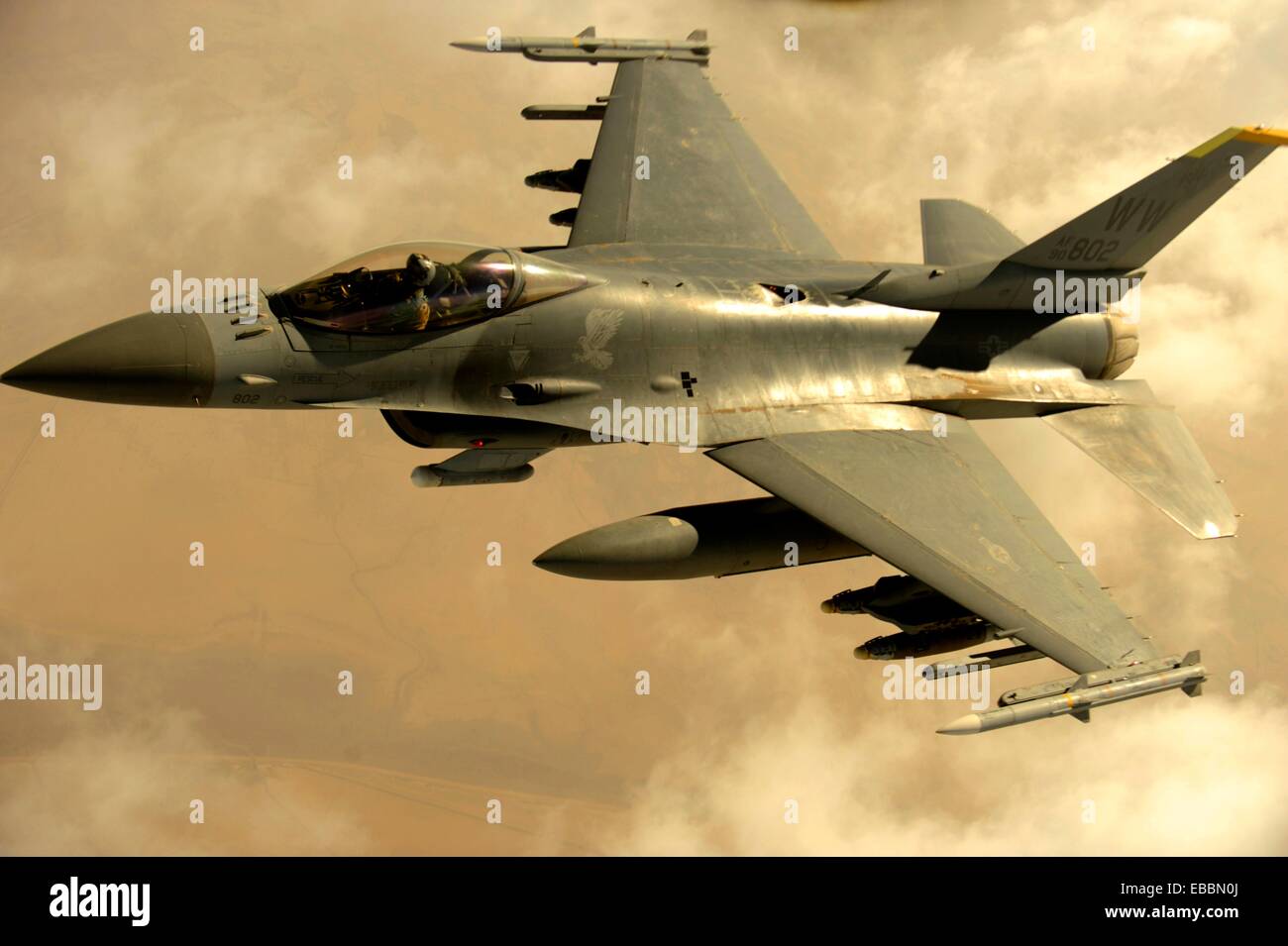 Ein Air Force f-16 Fighting Falcon führt Operationen zur Unterstützung des nah-Luft über den Irak Februar 17 zur Unterstützung der Operation Iraqi Freedom Stockfoto