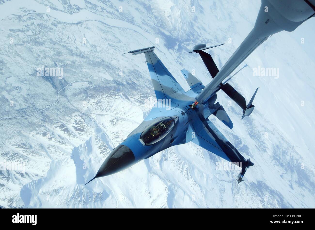 Eine f-16 Fighting Falcon und Aggressor sitzt in Kontaktstellung bei 27.000 Fuß während einer KC-10 Extender Kraftstoff während Virenscanaufgaben Stockfoto