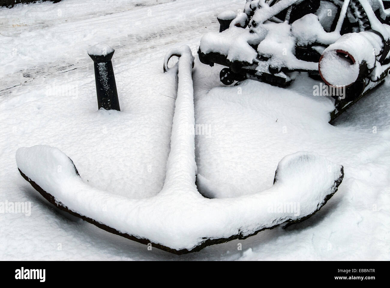 Anker und Winde schneebedeckt am Kai in Amsterdam Stockfoto