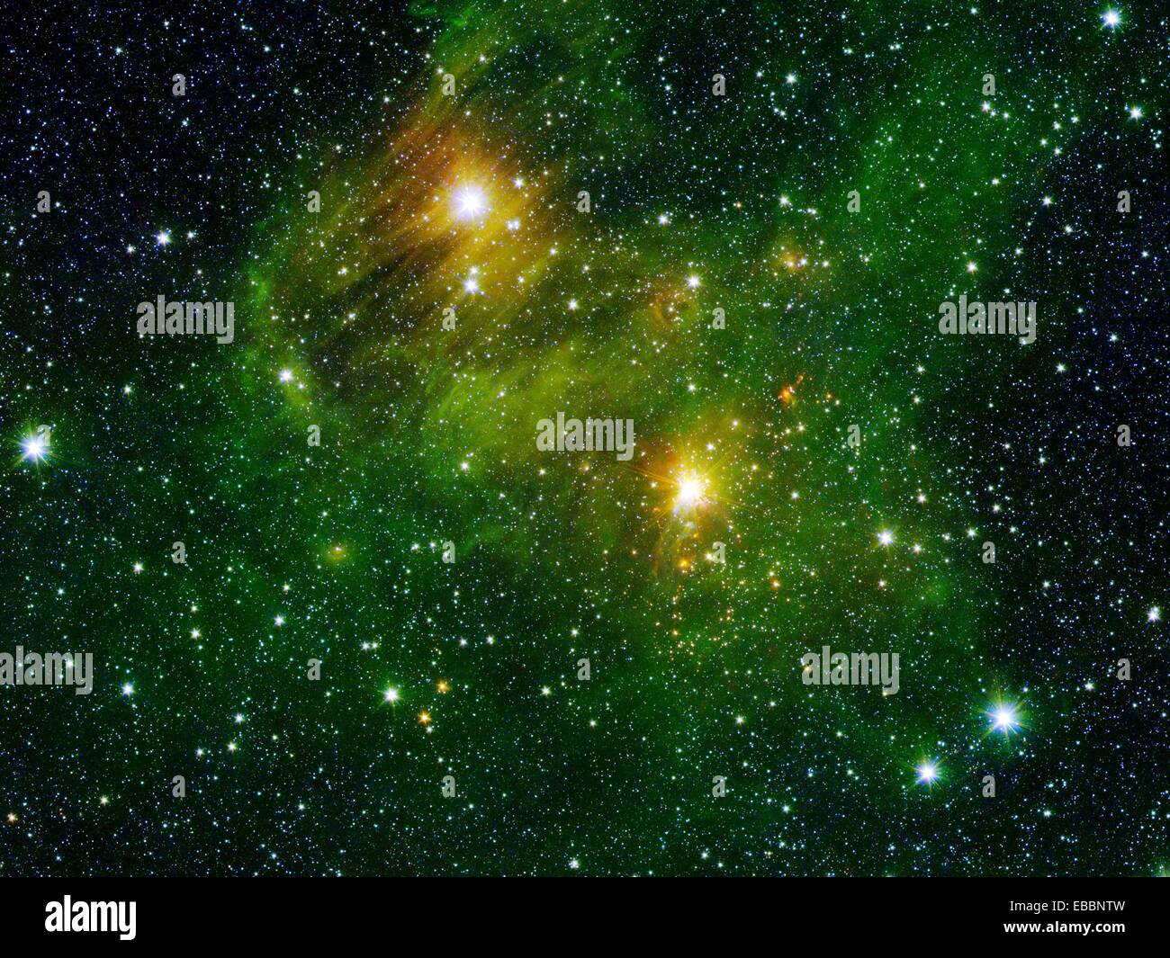 Zwei extrem hellen Sterne beleuchten einen grünlichen Nebel in diesem Bild aus dem Spitzer Space Telescope´s ´GLIMPSE360´ survey Stockfoto