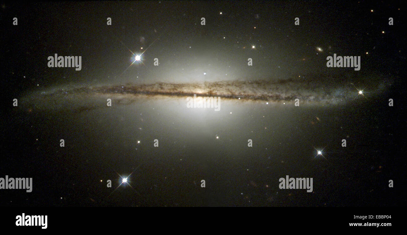 Mondmissionen Hubble Space Telescope hat eine ungewöhnliche seitliche Galaxie abgebildet, offenbart bemerkenswerte Details von seiner verzerrten Staubscheibe und Stockfoto
