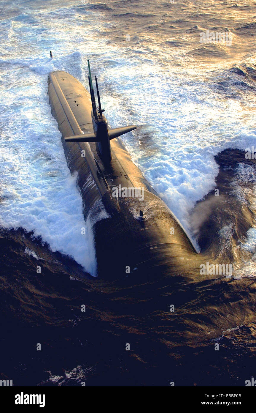 Die Los-Angeles-Klasse u-Boot USS Albuquerque (SSN-706) Oberflächen im Atlantischen Ozean während der Teilnahme an majestätischen Adler Stockfoto