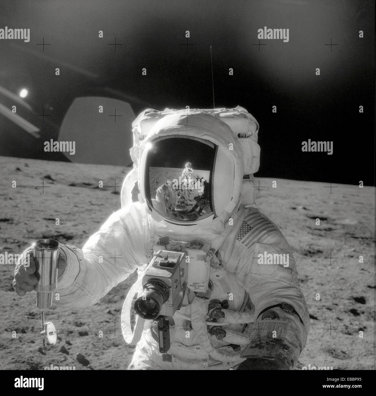 Astronaut Alan L. Bean, Pilot der Mondlandefähre der Apollo 12 Mondlandung Mission, tragen eine Hasselblad Fotofilm Stockfoto