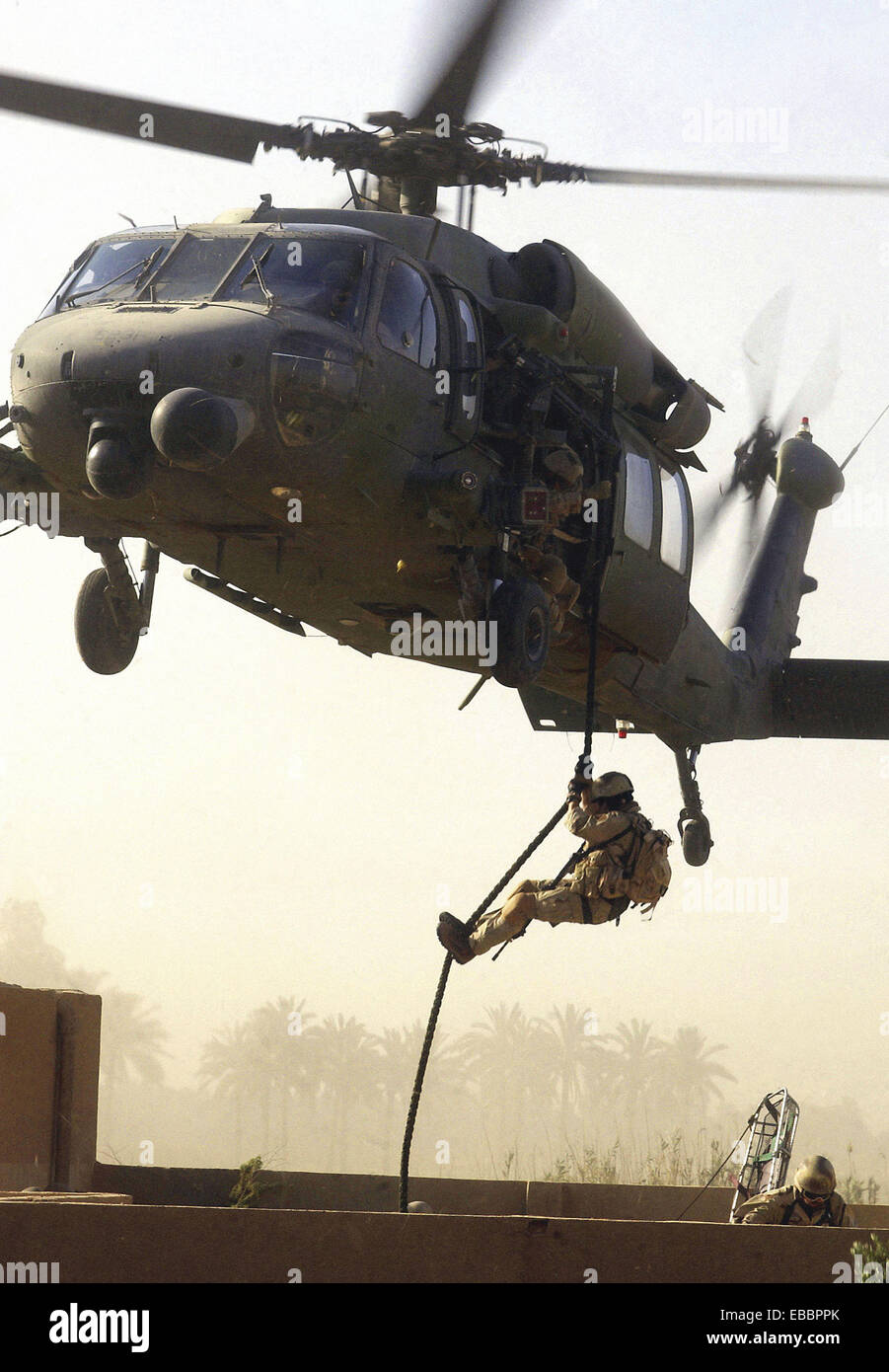 OPERATION IRAQI FREEDOM - ein Pararescueman beendet ein HH-60 Pavehawk während einer stokes Wurf Extraktion eines Überlebenden während einer Stockfoto