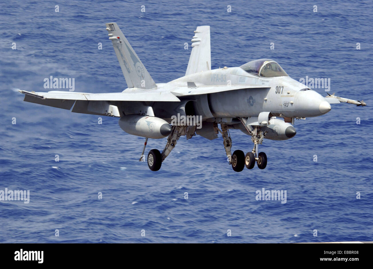 Mittelmeer (6. Mai 2007) - eine F/A - 18 C Hornet von der ´Rampagers´ des Strike Fighter Squadron (VFA) 83 bereitet zu landen Stockfoto