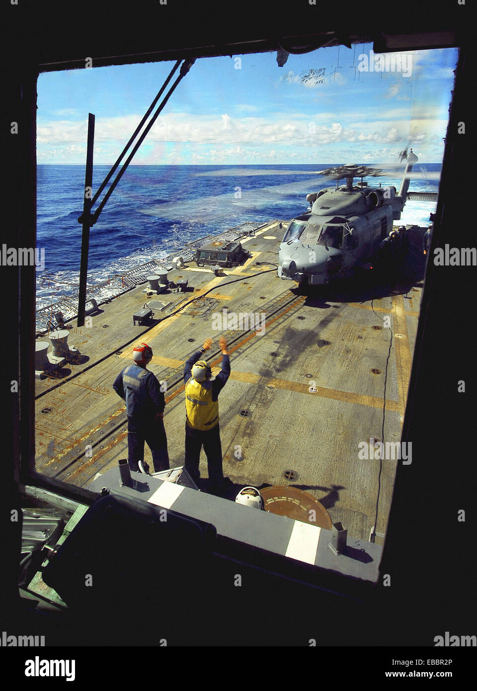Pazifischer Ozean (8. August 2007) - Signale eine Landung einberufene Signalisierung der Pilot eine SH-60 b Seahawk aus der ´Wolfpack´ des Stockfoto