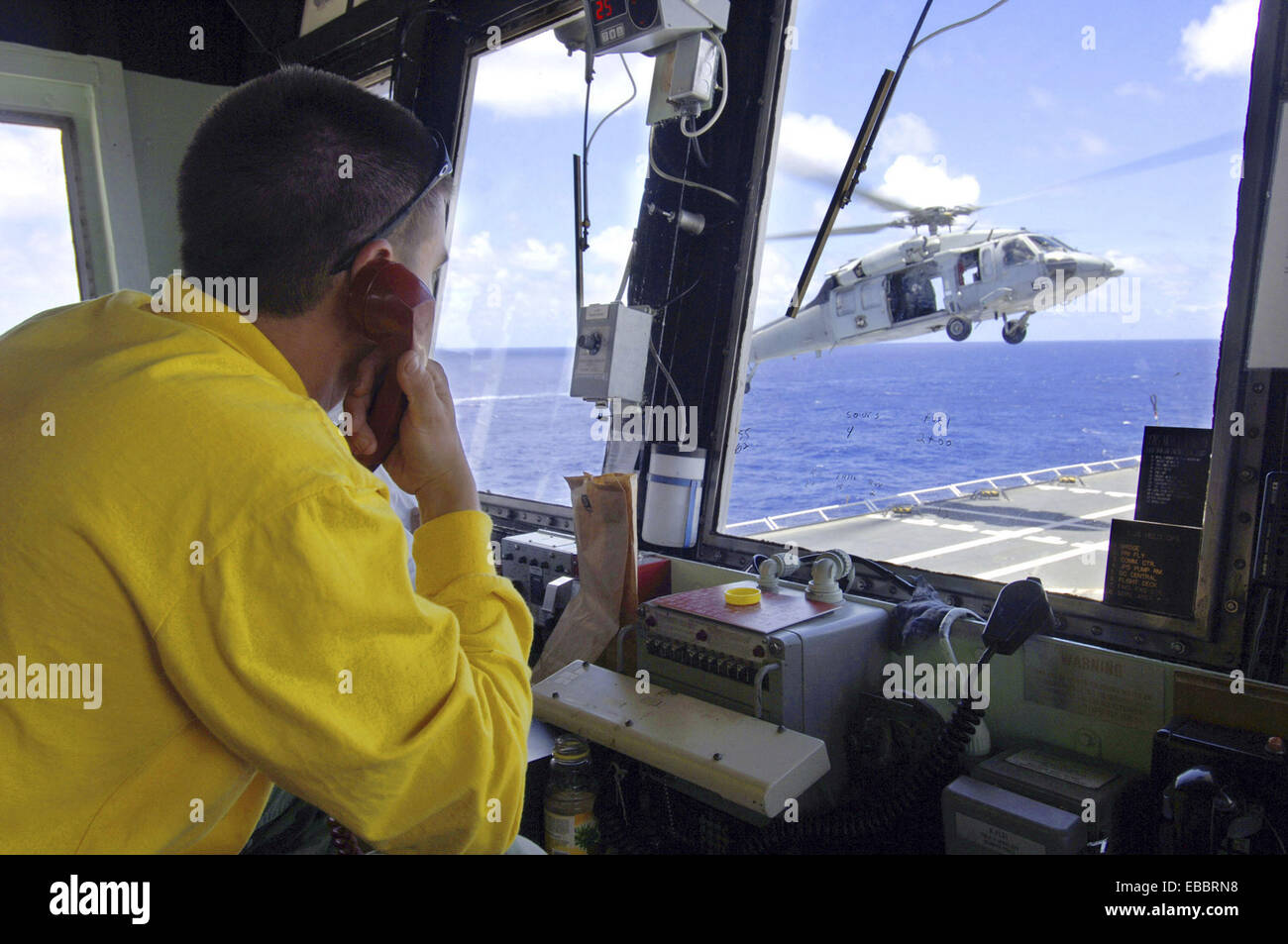 Pazifischen Ozean (14. Mai 2006) - Aviation Boatswain´s Mate (Handler) 2. Klasse Zachary L. Dabney Harrah, Oklahoma, Monitore der Stockfoto