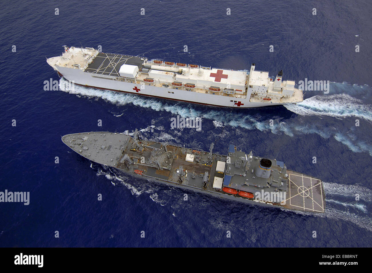 Pazifischer Ozean (16. Mai 2006) - The Military Sealift Command (MSC) Lazarettschiff USNS Mercy (T-AH 19) führt eine im Gange Stockfoto