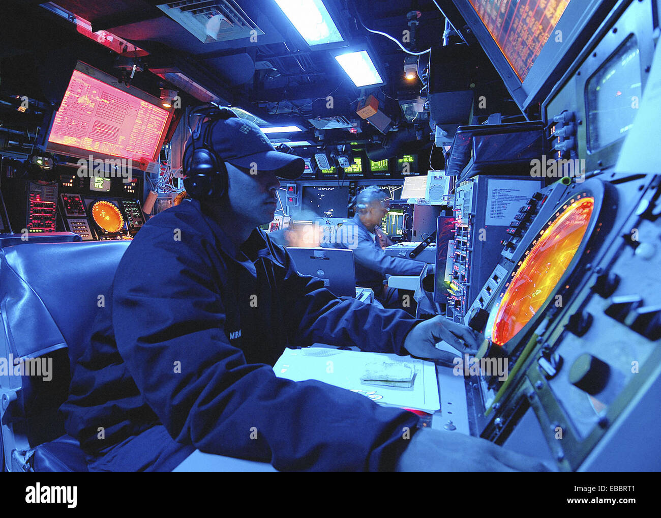 Pazifik (21. Juni 2006) - Operations Specialist 2. Klasse Charles Miranda steht Uhr als Identifikation Supervisor in Stockfoto