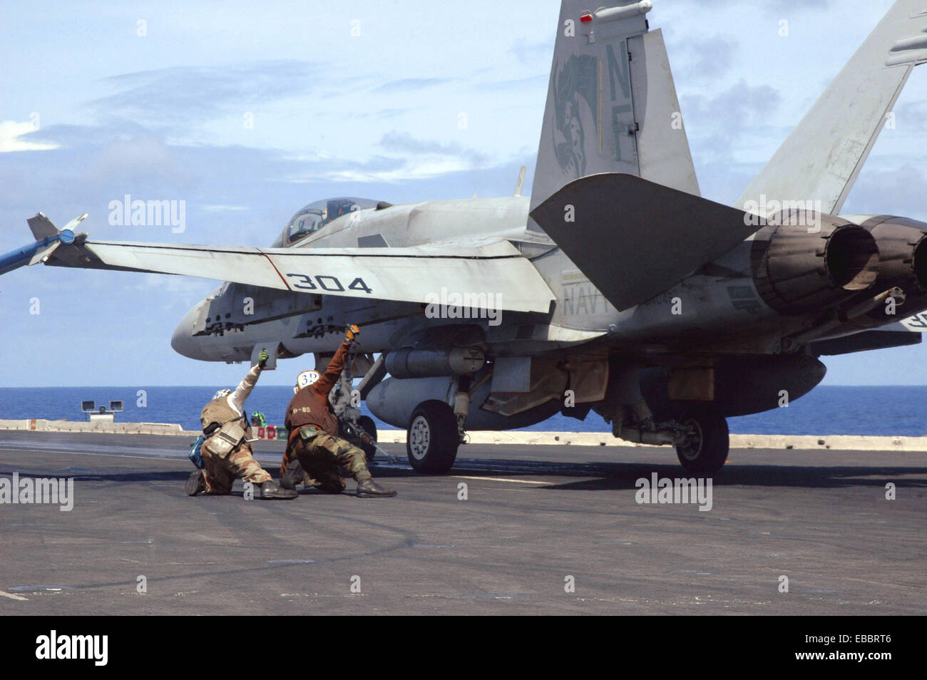 Pazifik (21. Juni 2006) - Segler Signal an eine ´shooter´, die eine F/A - 18 C Hornet aus dem Flugdeck startbereit ist Stockfoto