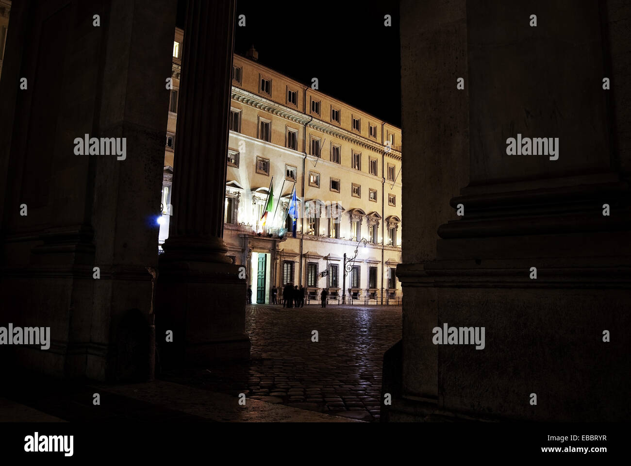 Rom. Chigi Palast bei Nacht. Es ist das Regierungsgebäude Stockfoto