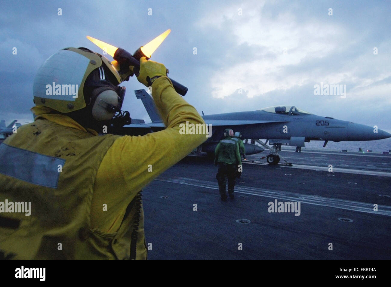 Pazifischer Ozean (22. Juni 2006) - weist ein Flugzeug-Direktor der Pilot einer F/A-18 Super Hornet, seine Position während zu halten Stockfoto
