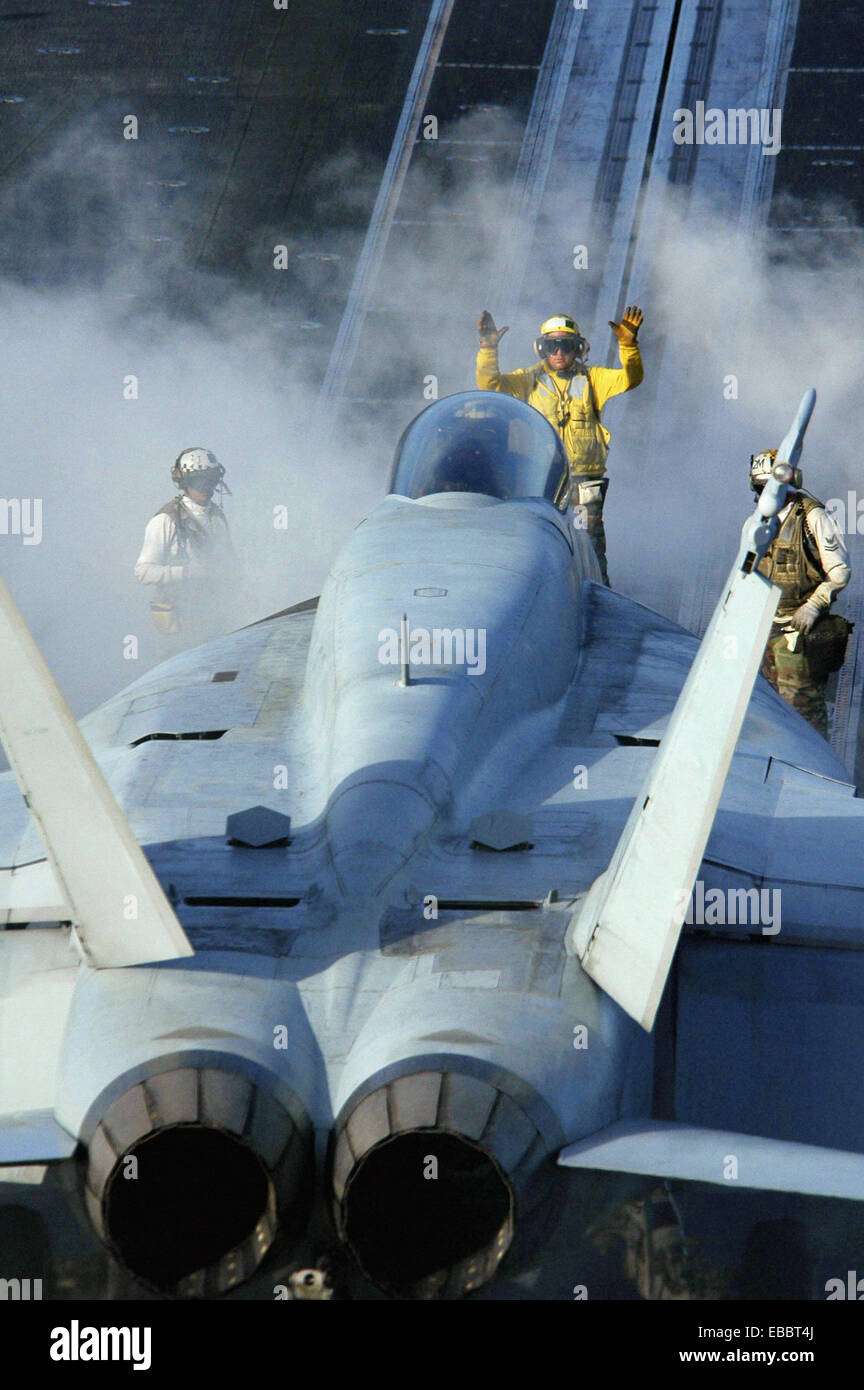 Pazifischer Ozean (23. Juni 2006) - ein Flugzeug-Direktor führt eine F/A-18E Super Hornet von Strike Fighter Squadron (VFA) 27 Stockfoto