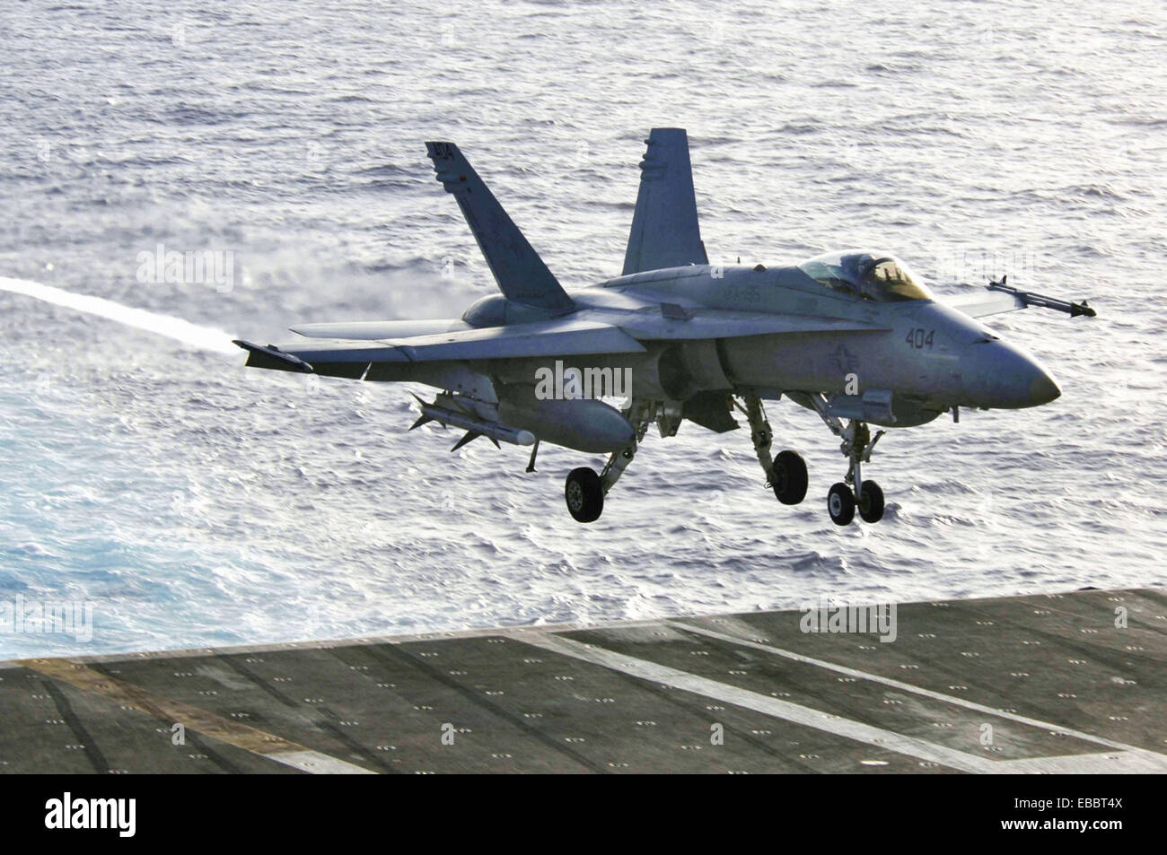 Pazifischen Ozean (23. Juni 2006) - eine F/A - 18 C Hornet des Strike Fighter Squadron (VFA) 195, t er ´Dambusters, ´ bereitet auf landen Stockfoto