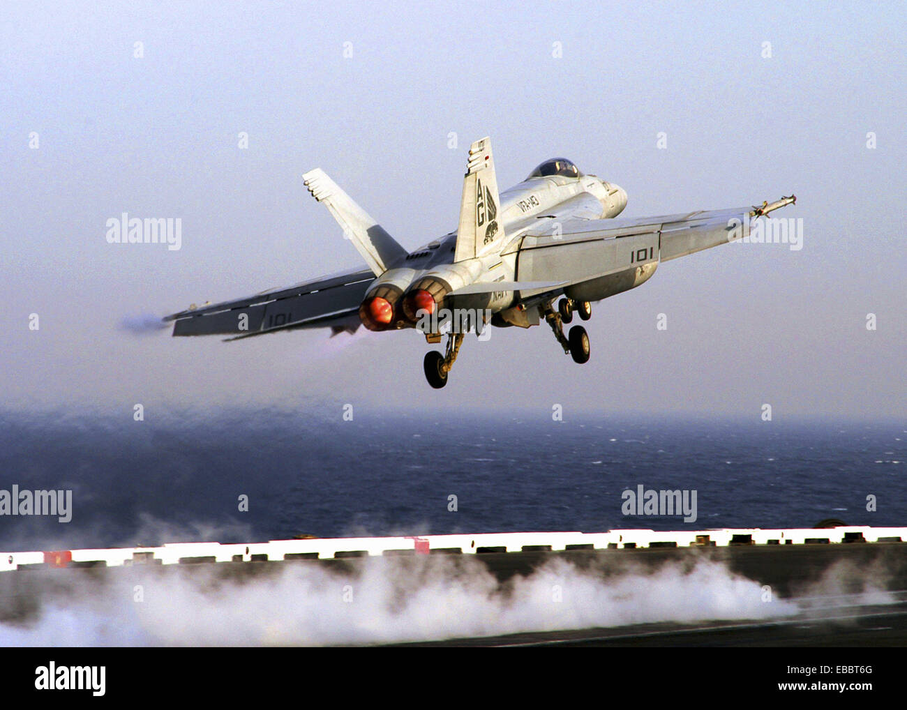Persischen Golf (27. März 2007) - startet eine F/A-18E Super Hornet aus der ´Pukin Dogs´ des Strike Fighter Squadron (VFA) 143 Stockfoto