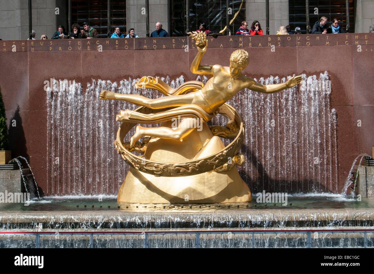 Statue von Prometheus von Paul Manship im Rockefeller Center, Midtown ...