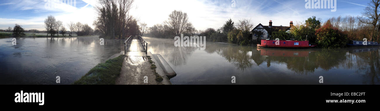 Misty River Thames an einem frostigen Morgen mit Port Wiese, Oxford auf der rechten Seite. genommen 24.11.2014 von Neil Braggins Stockfoto