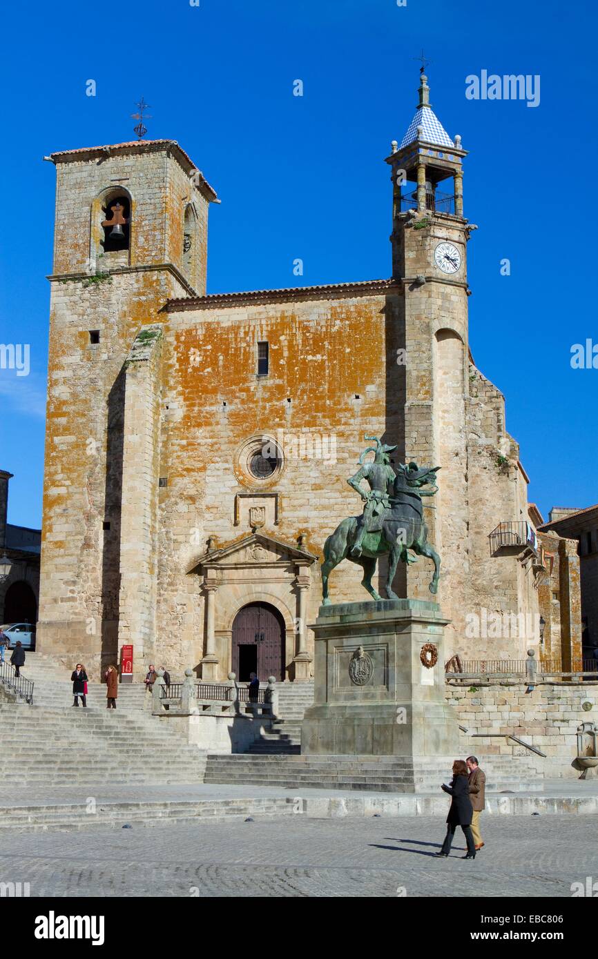 1400 s 14. 14. Jahrhundert 1500 s 15. Jahrhundert aus dem 16. Jahrhundert Architektur künstlerische blaues Gebäude Cáceres Kirche Stadtbild Farbe Stockfoto