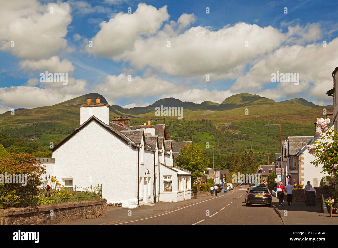 Das Dorf Killin mit dem Tarmachan Grat im Hintergrund Stockfoto