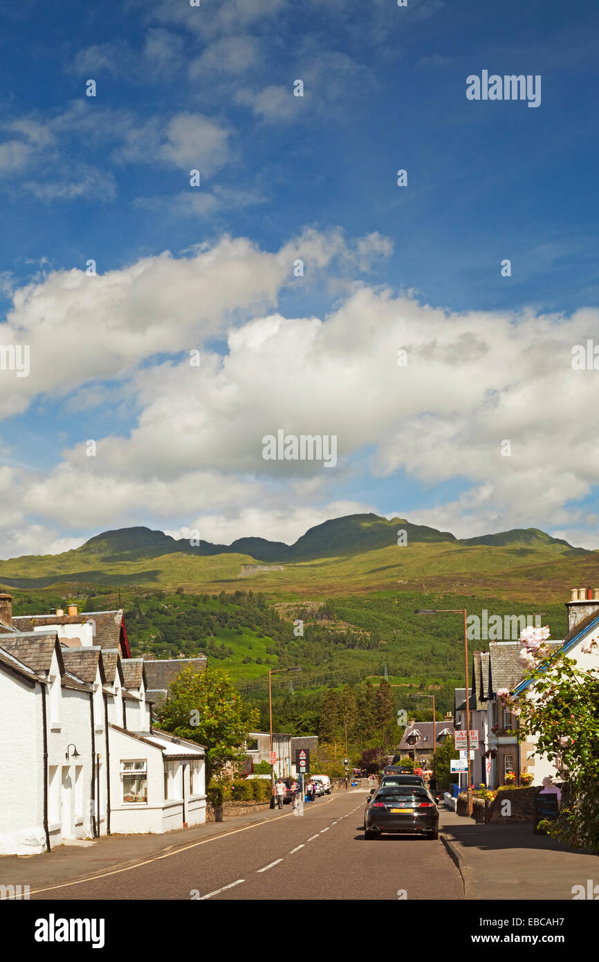 Das Dorf Killin mit dem Tarmachan Grat im Hintergrund Stockfoto