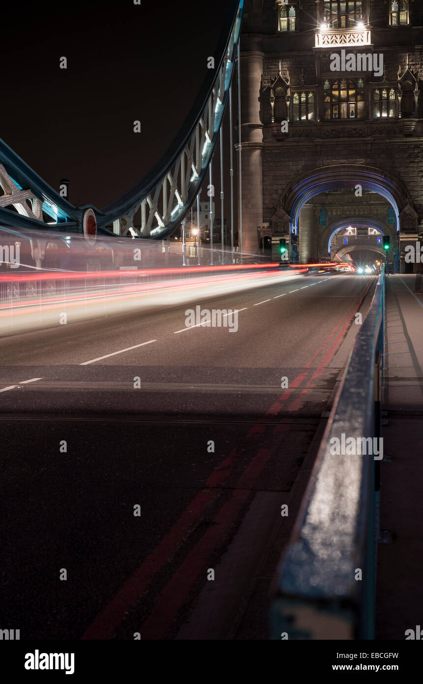 Nachtverkehr Zeit auf Tower Bridge, London, England, UK Stockfoto