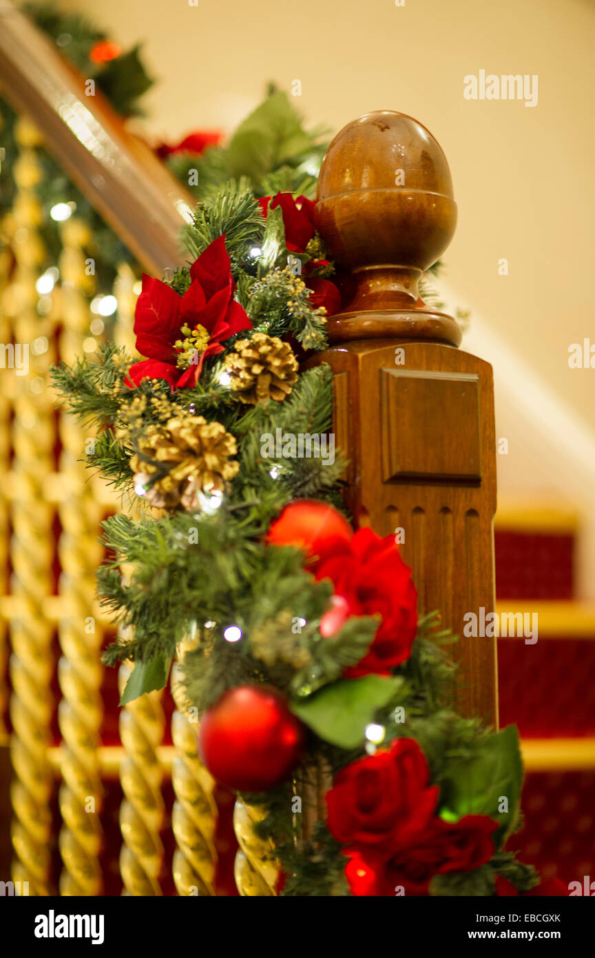 Bannister dekoriert mit Weihnachtsschmuck Stockfoto