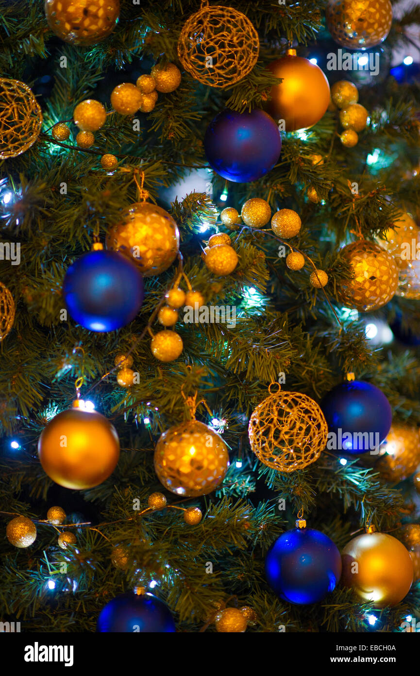 Weihnachtsbaum mit Dekoration Stockfoto