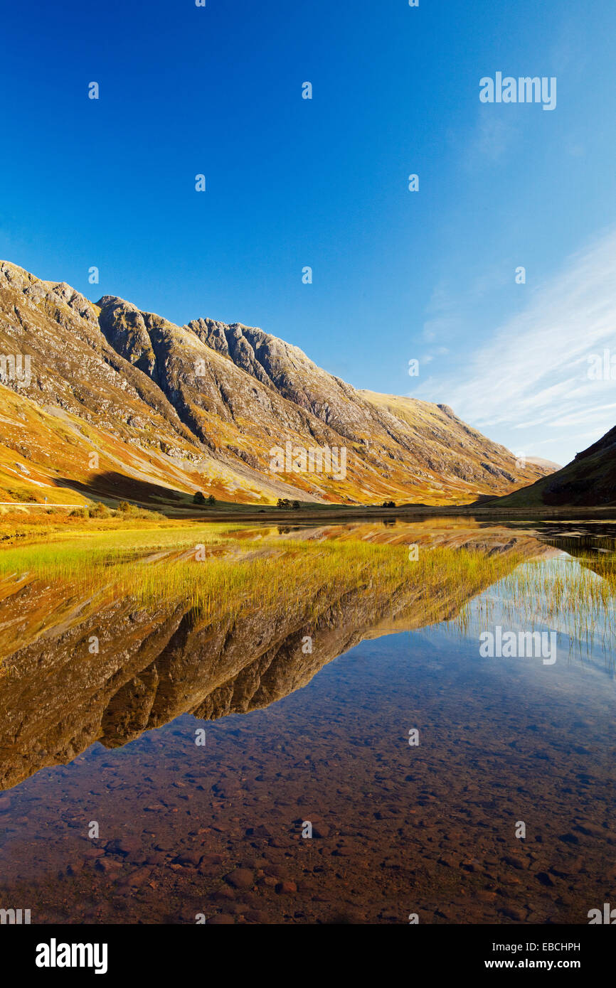 Loch Achtriochtan in Glen Coe. Teil der Aonach Eagach Kamm ist im Hintergrund. Stockfoto