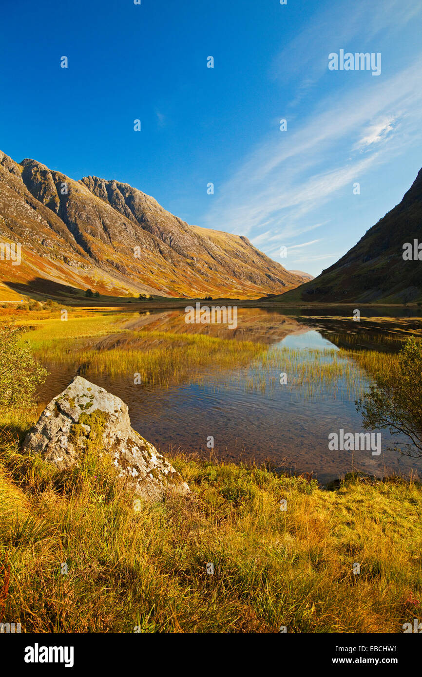 Loch Achtriochtan in Glen Coe. Teil der Aonach Eagach Kamm ist im Hintergrund. Stockfoto