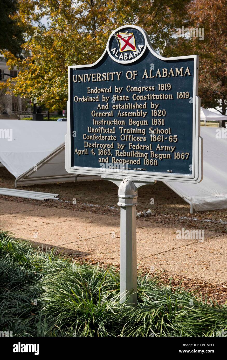 Tuscaloosa, Alabama, USA. 27. November 2014. Universität von Alabama historische Markierung auf dem Quad. Hinter den Marker sind Zelte und Zeltstangen aufgereiht auf dem Boden, ein Tag vor Iron Bowl tailgating Setup erlaubt ist, zu beginnen. Die 2014 Iron Bowl-Spiel zwischen der University of Alabama und Auburn University wird im Bryant Denny Stadium in Tuscaloosa am 29. November gespielt. © Brian Cahn/ZUMA Draht/Alamy Live-Nachrichten Stockfoto