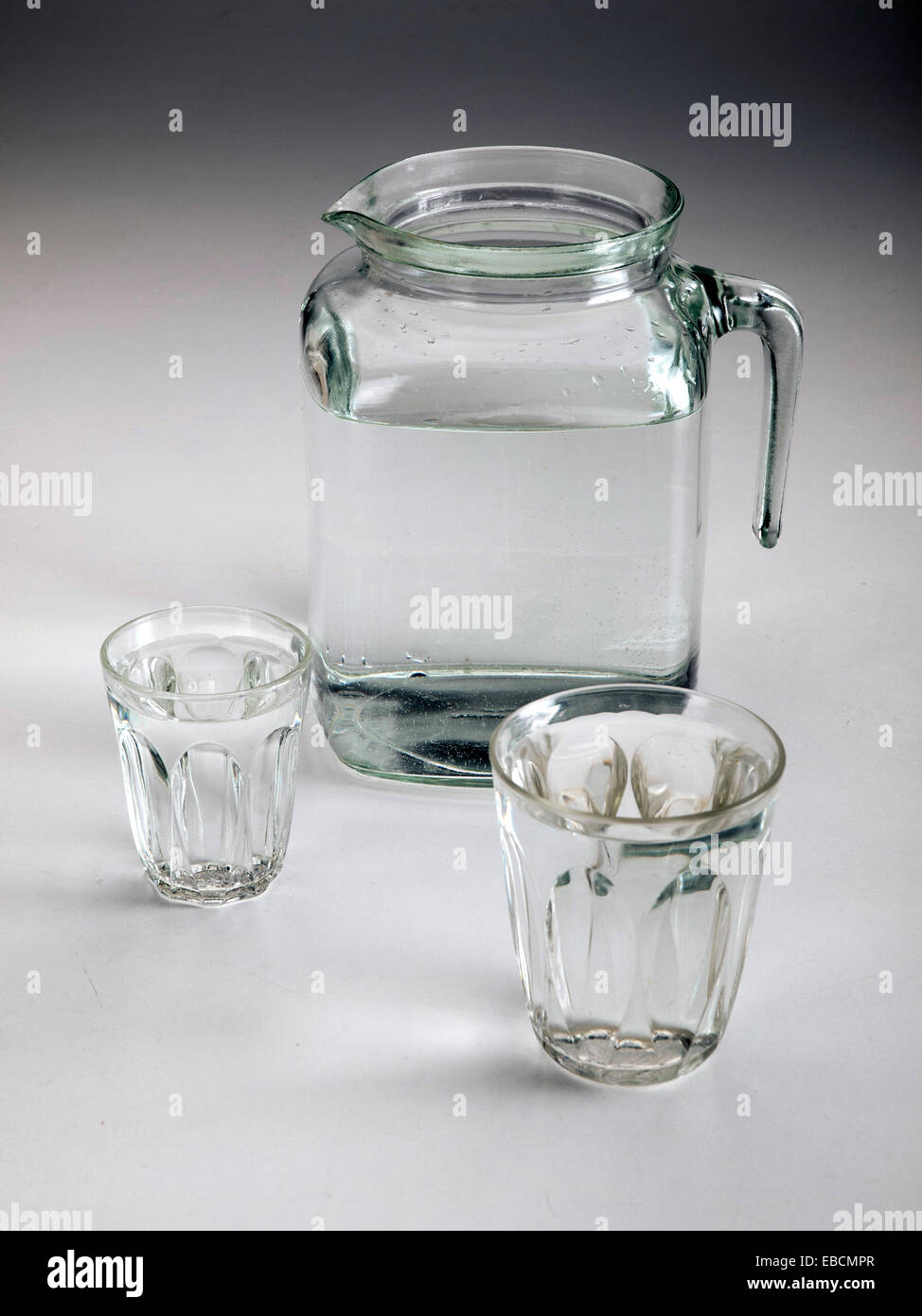 Jar und zwei Gläser mit Wasser Stockfoto