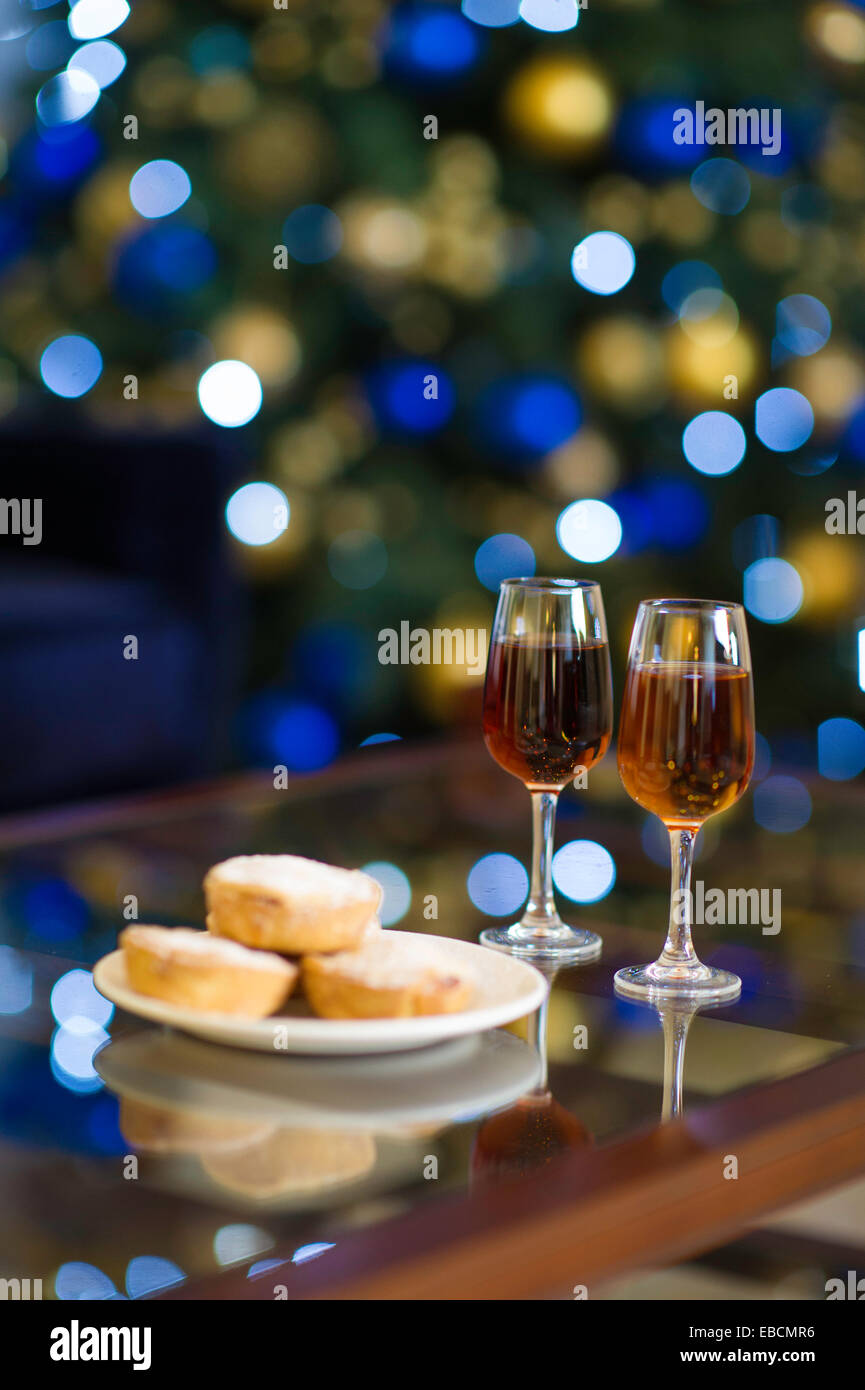 Weihnachten-Sherry Mince Pies mit Weihnachtsbaum im Hintergrund Stockfoto