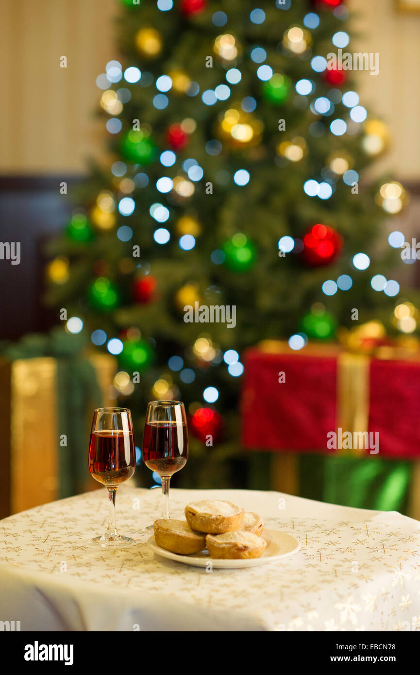 Weihnachten-Sherry Mince Pies mit Weihnachtsbaum im Hintergrund mit präsentiert Stockfoto