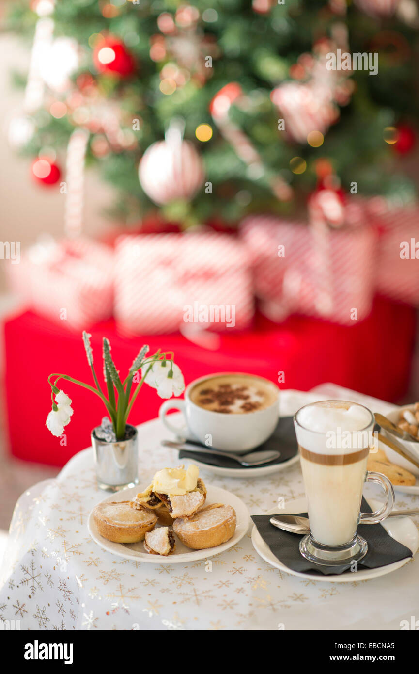 Weihnachten Mince Pies und Kaffee vor Weihnachtsbaum Stockfoto