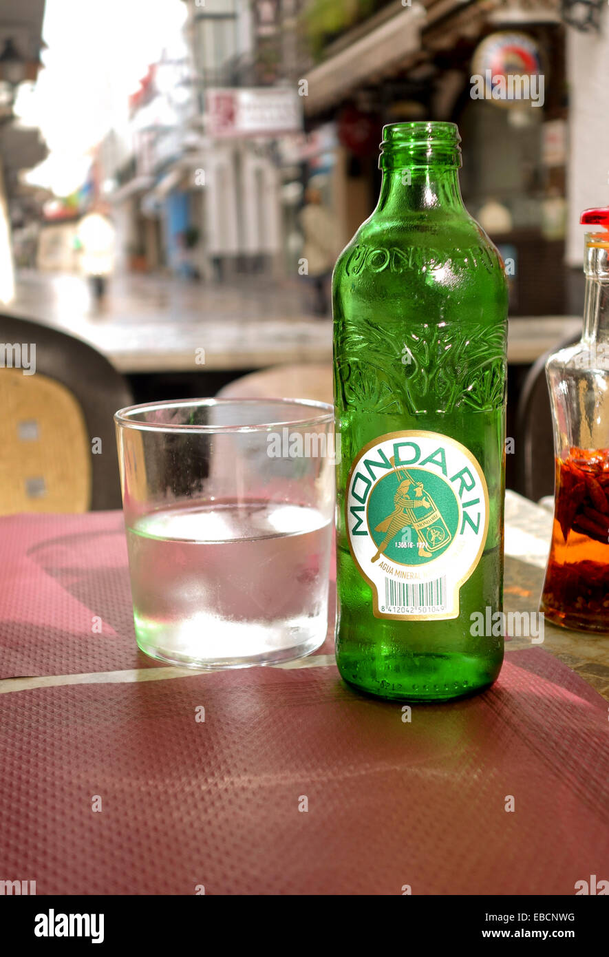 Flasche Mineralwasser Club Soda, Sodawasser, Selters Wasser Selters Mineralwasser mit Glas am Tisch Spanien Stockfoto