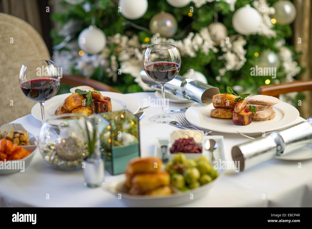 Weihnachten Braten Abendessen mit Weihnachtsbaum im Hintergrund Stockfoto