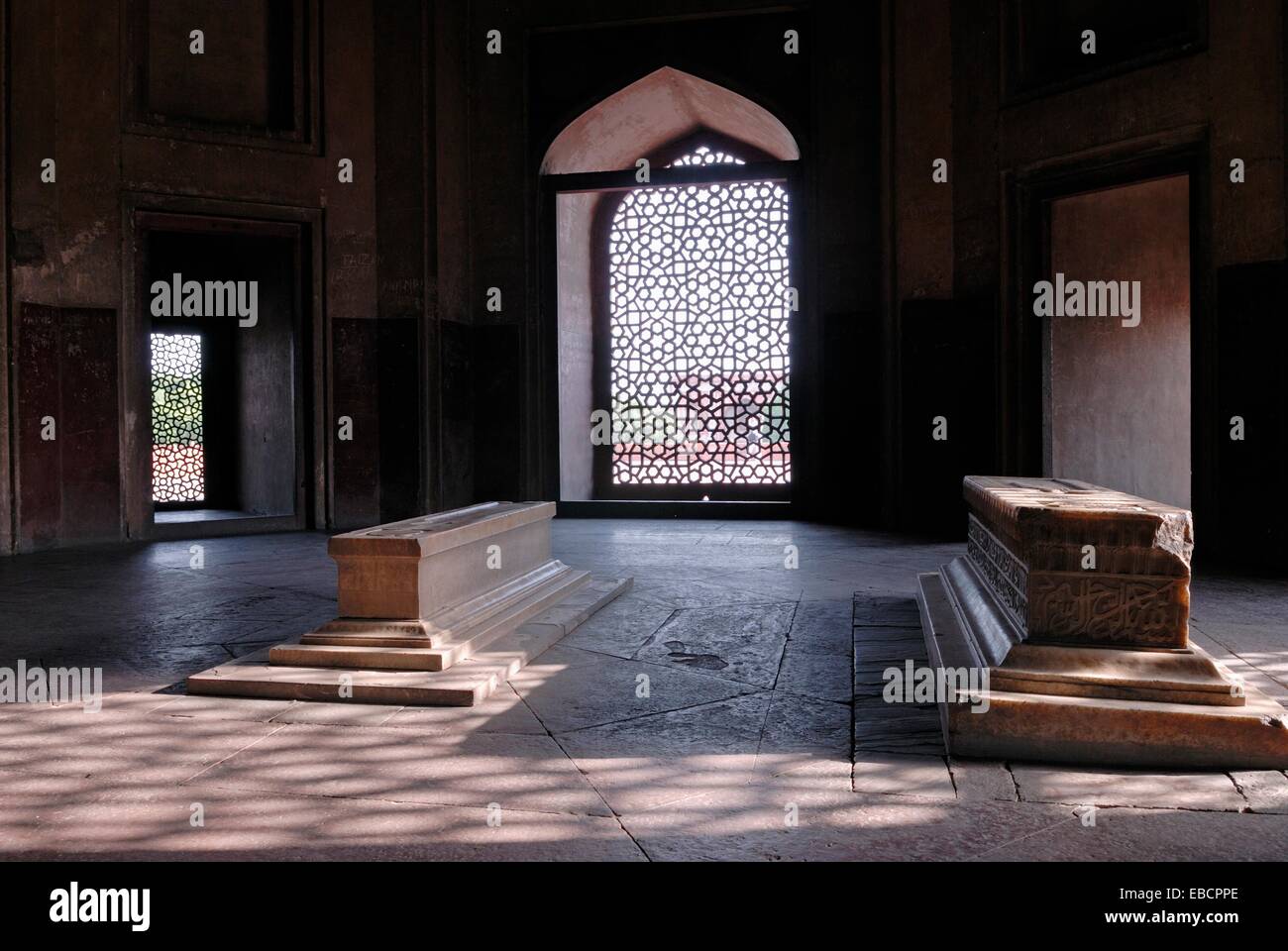 Kammer, die Ehrenmale, beleuchtet mit Marmor Gitter Bildschirm, Humayun´s Grab, Delhi, Indien, Asien Stockfoto