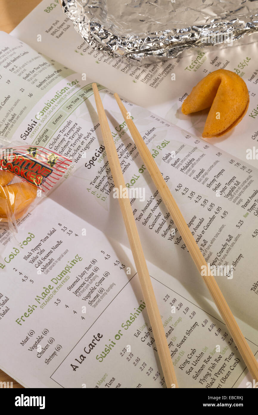 Stilleben, Chinese Food Delivery Container, Menü, Stäbchen und Glückskekse Stockfoto