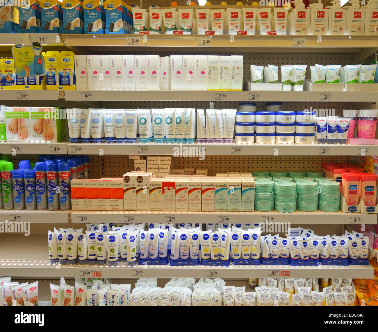 Hand Creme Hautpflegeprodukte auf dem Display, Carrefour, Spanien Stockfoto