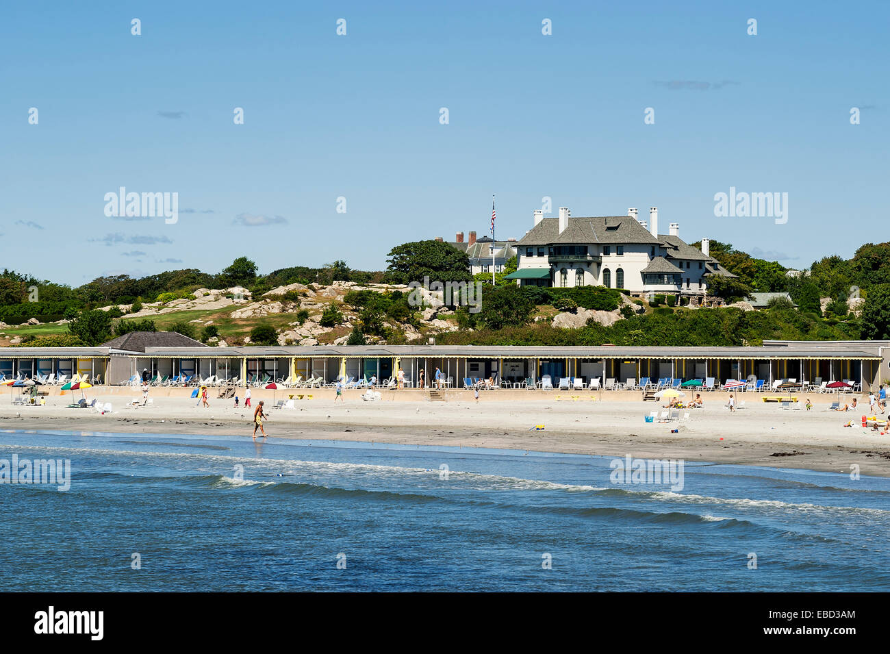 Speienden Rock Beach Association, ist auch bekannt als Baileys Beach ein Elite Privatstrand und Club in Newport, Rhode Island, USA Stockfoto