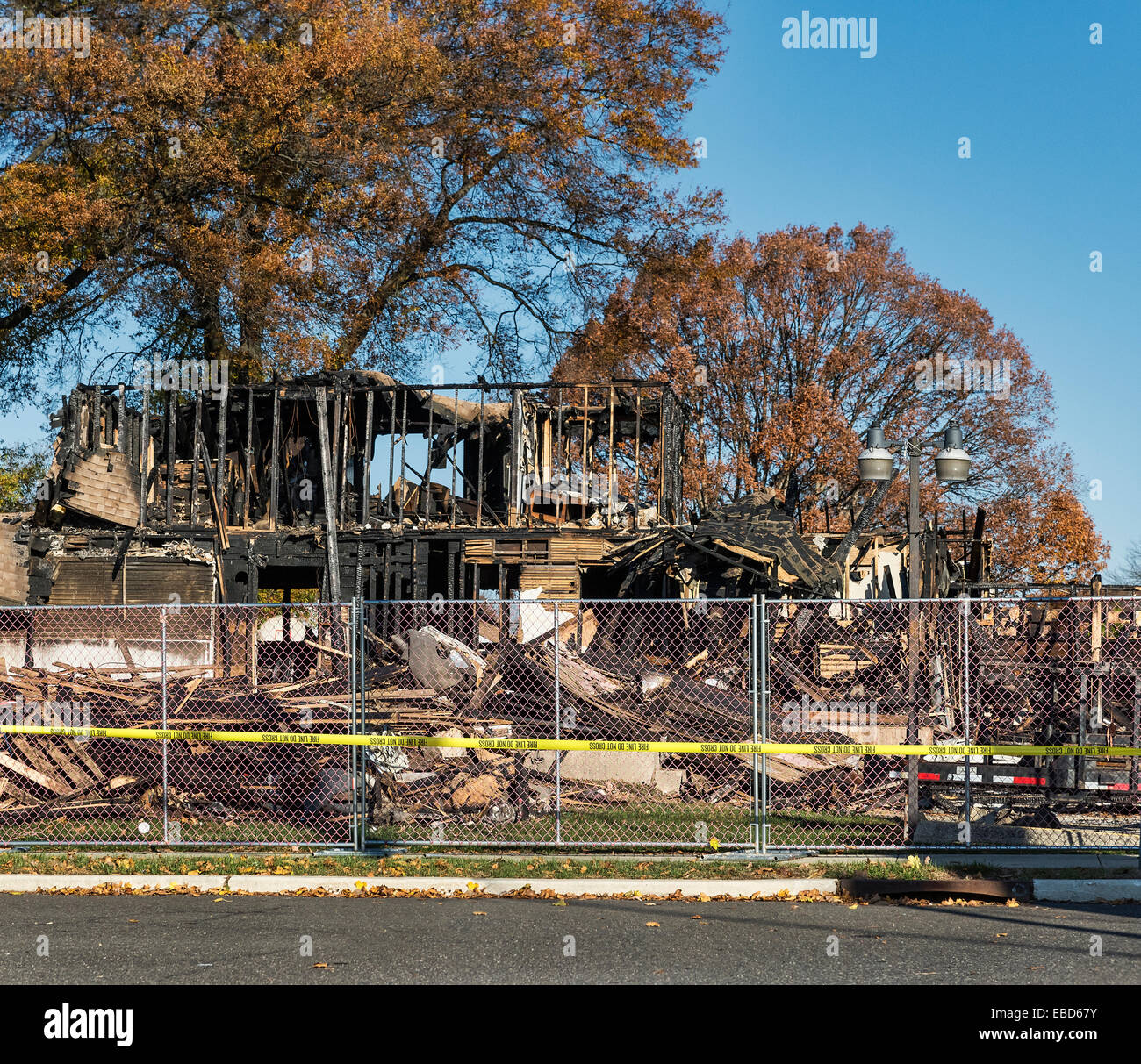 Feuer beschädigt Geschäftshaus. Stockfoto