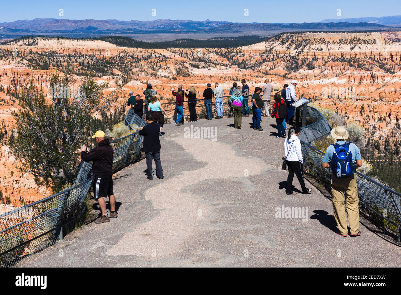 Touristen am Bryce Point, Bryce-Canyon-Nationalpark, Utah, USA. Stockfoto