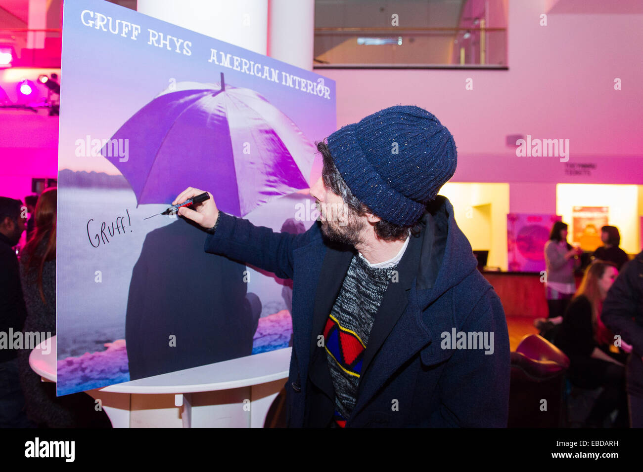 Gruff Rhys unterzeichnet sein Welsh Music Prize nominierten Album American Interieur. Stockfoto
