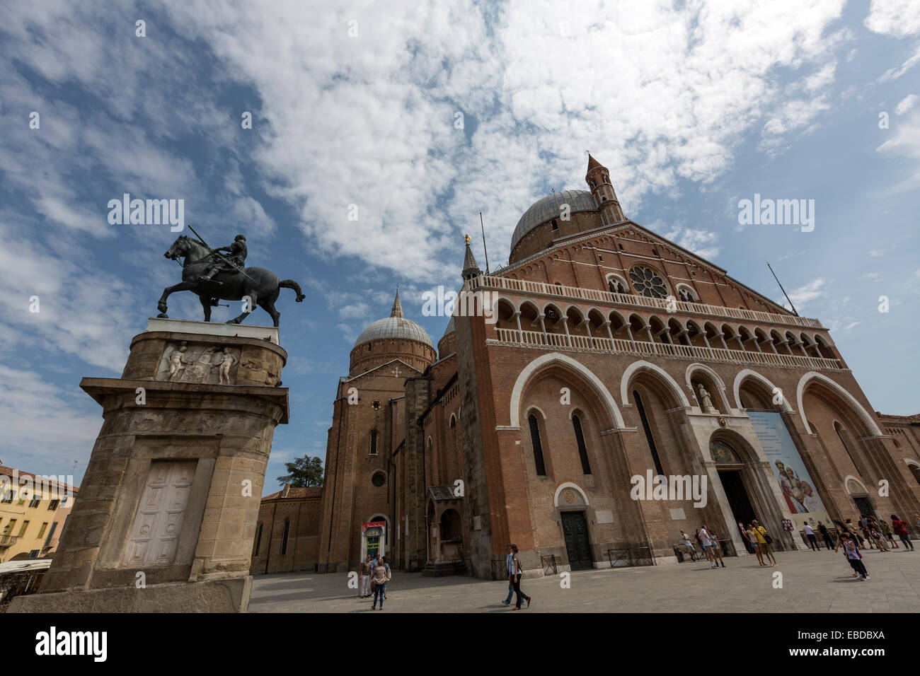 Die Basilika des Heiligen Antonius von Padua und die Reiterstatue des Gattamelata von Donatello Stockfoto